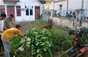 Babinsa dan Bhabinkamtibmas Bersama Warga Laksanakan Gotong Royong di Gampong Kuta Timu