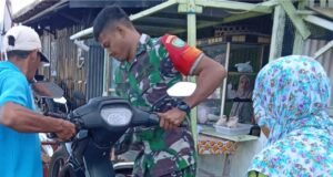 Babinsa Gampong Anoi Itam Koramil 01 Sukajaya Bantu Evakuasi Motor Warga Yang Mogok di Jalan