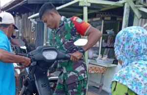 Babinsa Gampong Anoi Itam Koramil 01 Sukajaya Bantu Evakuasi Motor Warga Yang Mogok di Jalan
