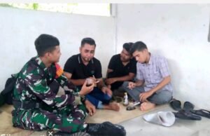Babinsa Koramil 01/Sukajaya Laksanakan Komsos Bersama Pemuda di Gampong Anoi Itam