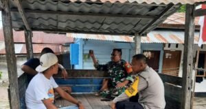 Babinsa dan Bhabinkamtibmas Gampong Kuta Timu Jalin Komunikasi Sosial Bersama Warga Pasca PSU