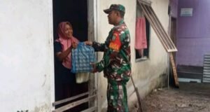 Peduli Sesama, Babinsa Koramil 02 Sukakarya Salurkan Bantuan Sembako untuk Warga Kurang Mampu