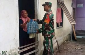 Peduli Sesama, Babinsa Koramil 02 Sukakarya Salurkan Bantuan Sembako untuk Warga Kurang Mampu