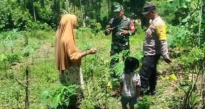 Babinsa Koramil 02/Sukakarya dan Bhabinkamtibmas Dampingi Petani Tanaman Muda di Gampong Krueng Raya