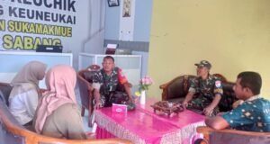 Babinsa Gampong Keuneukai Gelar Komsos Bersama Staf Kantor Keuchik