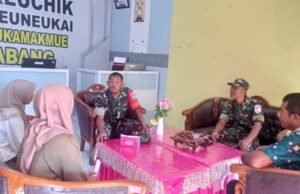 Babinsa Gampong Keuneukai Gelar Komsos Bersama Staf Kantor Keuchik