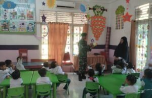 Babinsa Koramil 02 Sukakarya Berikan Wawasan Kebangsaan Kepada Murid Sekolah TK