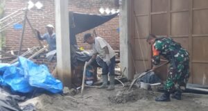 Babinsa Koramil 02 Sukakarya Bantu Warga Pekerja di Jurong Gapang, Wujudkan Semangat Gotong Royong