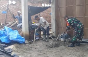 Babinsa Koramil 02 Sukakarya Bantu Warga Pekerja di Jurong Gapang, Wujudkan Semangat Gotong Royong