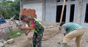 Babinsa Koramil 01/Sukajaya Bantu Pembangunan Rumah Warga di Gampong Cot Abeuk