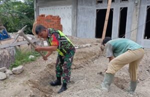 Babinsa Koramil 01/Sukajaya Bantu Pembangunan Rumah Warga di Gampong Cot Abeuk