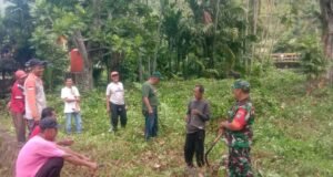 Babinsa Koramil 01 Sukajaya Gelar Komsos Saat Kegiatan Gotong Royong Bersama Warga Binaan