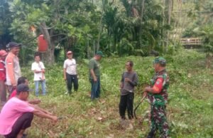 Babinsa Koramil 01 Sukajaya Gelar Komsos Saat Kegiatan Gotong Royong Bersama Warga Binaan