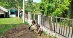 Babinsa Koramil 02 Sukakarya Bantu Warga Gali Saluran Pipa Air untuk Meunasah