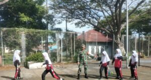 Babinsa Koramil 02 Sukakarya Berikan Pembinaan Olahraga Fisik kepada Siswa SDN 1 Sabang