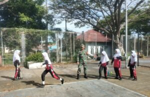 Babinsa Koramil 02 Sukakarya Berikan Pembinaan Olahraga Fisik kepada Siswa SDN 1 Sabang