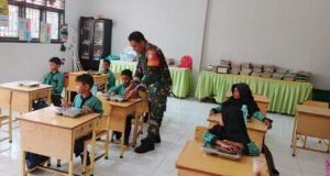 Babinsa Koramil 02 Sukakarya Kodim Ikut Dampingi Distribusi Makan Bergizi Sehat di SD 12 Gampong Kuta Barat