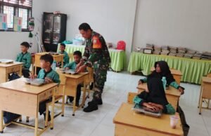 Babinsa Koramil 02 Sukakarya Kodim Ikut Dampingi Distribusi Makan Bergizi Sehat di SD 12 Gampong Kuta Barat