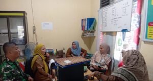 Babinsa Koramil 01/Sukajaya Bersama Staf Keuchik Laksanakan Pendataan Ulang Jumlah Penduduk