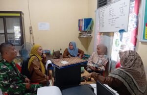 Babinsa Koramil 01/Sukajaya Bersama Staf Keuchik Laksanakan Pendataan Ulang Jumlah Penduduk