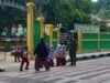 Babinsa Koramil 02/Sukakarya Bantu Penyeberangan Siswa SDN 3 Sabang Pada Saat Jam Pulang Sekolah