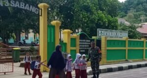 Babinsa Koramil 02/Sukakarya Bantu Penyeberangan Siswa SDN 3 Sabang Pada Saat Jam Pulang Sekolah