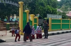 Babinsa Koramil 02/Sukakarya Bantu Penyeberangan Siswa SDN 3 Sabang Pada Saat Jam Pulang Sekolah