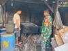 Babinsa Koramil 02/Sukakarya Sambangi Tempat Pembuatan Garam Milik Warga Binaan di Gampong Kuta Timu
