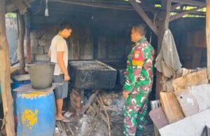 Babinsa Koramil 02/Sukakarya Sambangi Tempat Pembuatan Garam Milik Warga Binaan di Gampong Kuta Timu