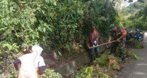 Babinsa Koramil 01/Sukajaya Gotong Royong Bersihkan Parit Jalan Bersama Warga di Gampong Balohan