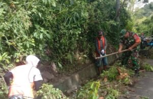 Babinsa Koramil 01/Sukajaya Gotong Royong Bersihkan Parit Jalan Bersama Warga di Gampong Balohan