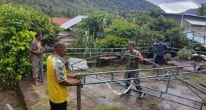 Babinsa Koramil 02/Sukakarya Laksanakan Gotong Royong Bersama Warga Gampong Paya Seunara