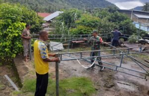 Babinsa Koramil 02/Sukakarya Laksanakan Gotong Royong Bersama Warga Gampong Paya Seunara