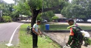 Babinsa Koramil 01/Sukajaya Bersama Warga Gampong Paya Gelar Gotong Royong Bersihkan Bahu Jalan