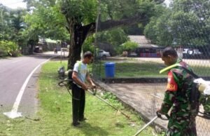 Babinsa Koramil 01/Sukajaya Bersama Warga Gampong Paya Gelar Gotong Royong Bersihkan Bahu Jalan