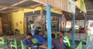 Babinsa Koramil 02/Sukakarya Jalin Kedekatan Lewat Komsos Bersama Warga Cot Batree