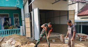 Babinsa Koramil 02/Sukakarya Bantu Pengerjaan Rumah Warga Binaannya