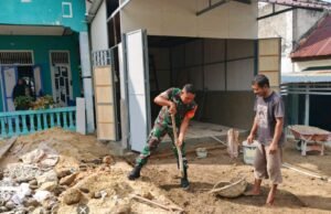 Babinsa Koramil 02/Sukakarya Bantu Pengerjaan Rumah Warga Binaannya