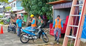 Babinsa Koramil 02/Sukakarya Jalin Komsos dengan Petugas PLN, Tekankan Pentingnya Keselamatan Kerja