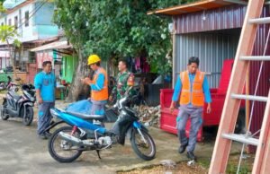 Babinsa Koramil 02/Sukakarya Jalin Komsos dengan Petugas PLN, Tekankan Pentingnya Keselamatan Kerja