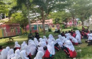 Babinsa Koramil 02/Sukakarya Dampingi Kegiatan Olahraga Siswa SDN 1 Sabang, Bangun Semangat Hidup Sehat dan Cinta Tanah Air