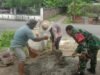 Babinsa Gampong Balohan Bantu Warga dalam Pekerjaan Pembangunan Rumah