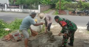 Babinsa Gampong Balohan Bantu Warga dalam Pekerjaan Pembangunan Rumah