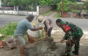 Babinsa Gampong Balohan Bantu Warga dalam Pekerjaan Pembangunan Rumah
