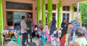 Babinsa Koramil 02 Sukakarya Bersama Bhabinkamtibmas Dampingi Kegiatan Posyandu di Gampong Aneuk Laot