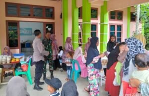 Babinsa Koramil 02 Sukakarya Bersama Bhabinkamtibmas Dampingi Kegiatan Posyandu di Gampong Aneuk Laot