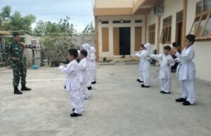 Babinsa Koramil 02 Sukakarya Ajarkan Keterampilan Bela Diri Kepada Siswa Sekolah Dasar Islam Terpadu (SDIT)