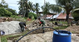 Babinsa 03 Gampong Paya Seunara Bantu Warga Binaan Bangun Rumah di Kecamatan Sukamakmue, Kota Sabang