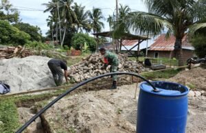 Babinsa 03 Gampong Paya Seunara Bantu Warga Binaan Bangun Rumah di Kecamatan Sukamakmue, Kota Sabang