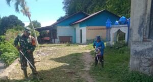 Babinsa 06 Gampong Kuta Timu Bantu Warga dalam Kegiatan Pembersihan Lingkungan